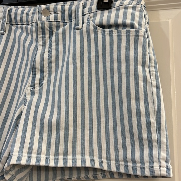 Universal Thread ladies Jean shorts - Picture 3 of 7